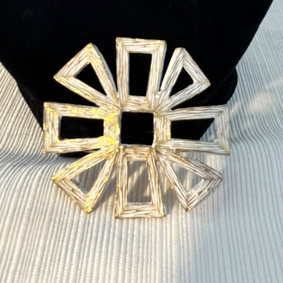 Lisa Jewelry - Rare LISA gold tone and white enamel brooch